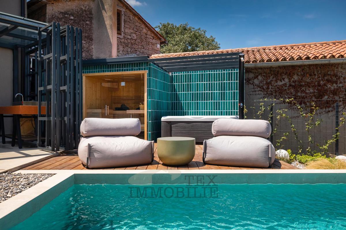 V mirnem kraju blizu Vižinade se prodaja lepa obnovljena kamnita hiša z bazenom