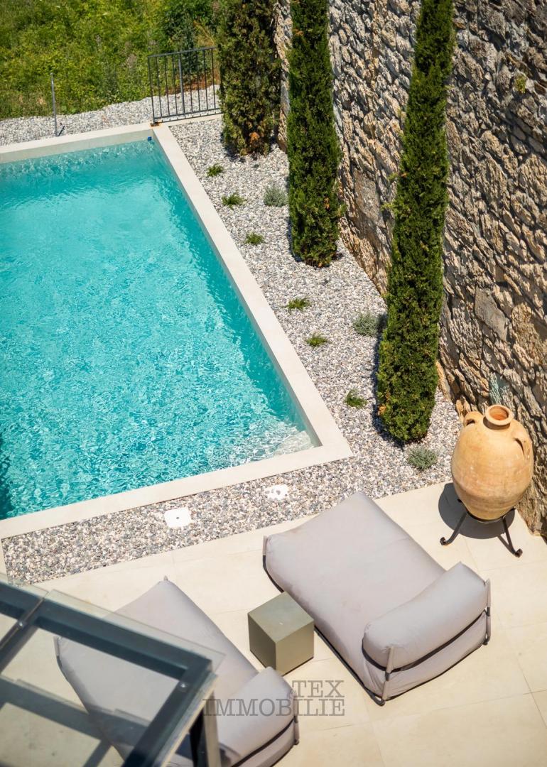 V mirnem kraju blizu Vižinade se prodaja lepa obnovljena kamnita hiša z bazenom