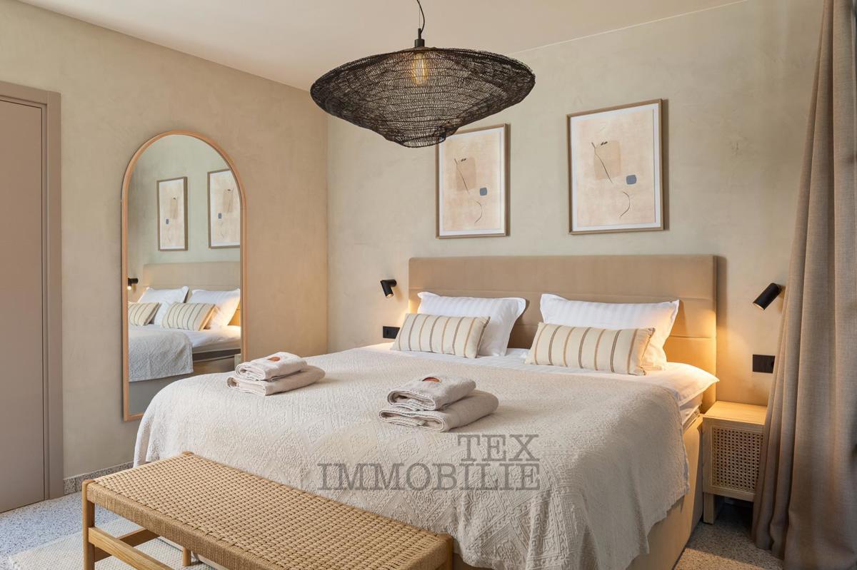 V mirnem kraju blizu Vižinade se prodaja lepa obnovljena kamnita hiša z bazenom