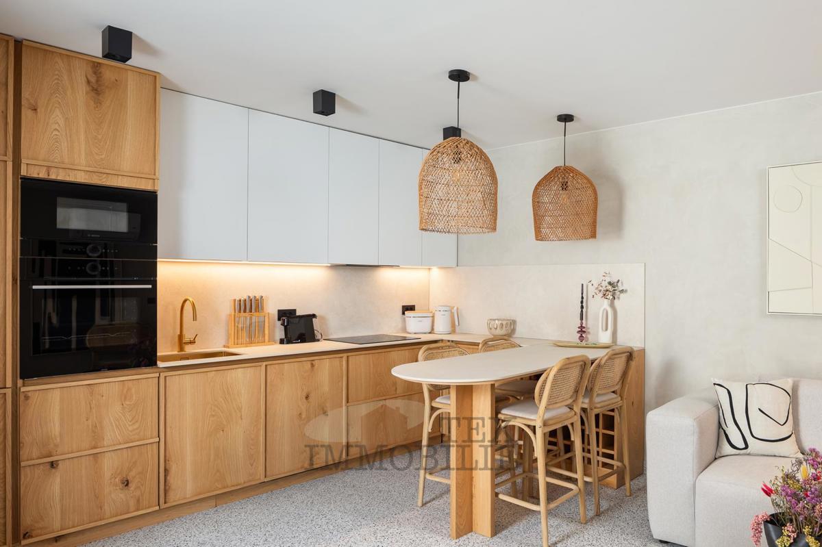 V mirnem kraju blizu Vižinade se prodaja lepa obnovljena kamnita hiša z bazenom