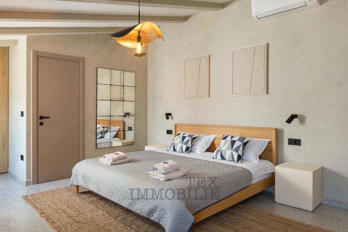 V mirnem kraju blizu Vižinade se prodaja lepa obnovljena kamnita hiša z bazenom