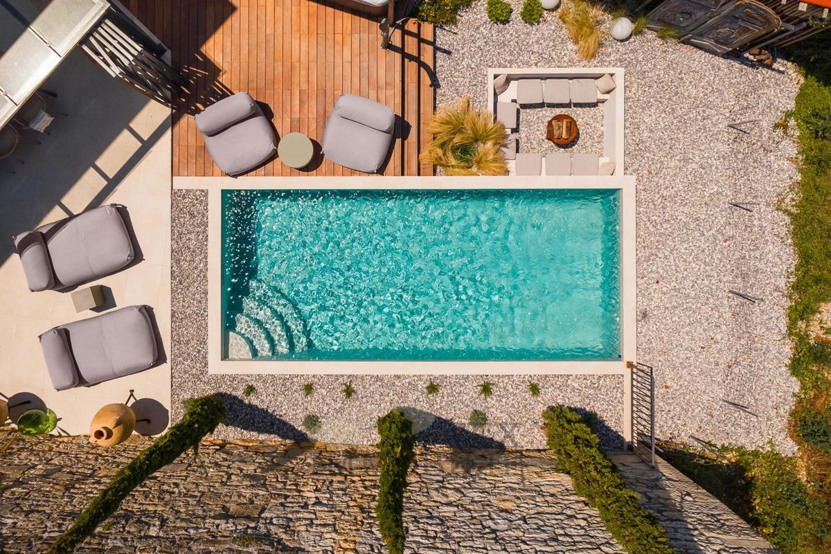 V mirnem kraju blizu Vižinade se prodaja lepa obnovljena kamnita hiša z bazenom