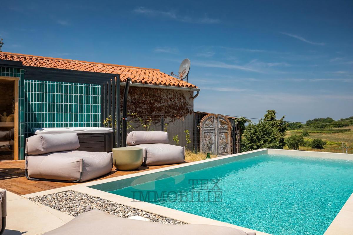 V mirnem kraju blizu Vižinade se prodaja lepa obnovljena kamnita hiša z bazenom