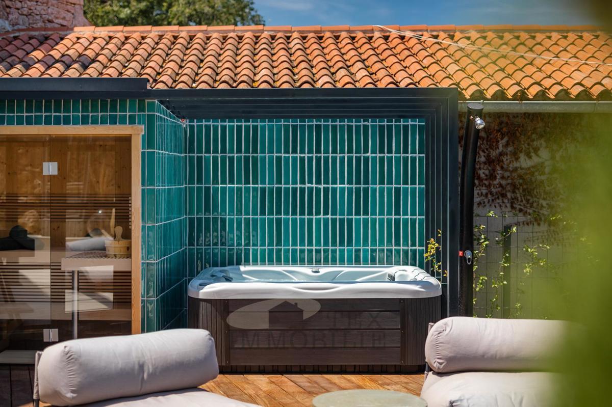 V mirnem kraju blizu Vižinade se prodaja lepa obnovljena kamnita hiša z bazenom