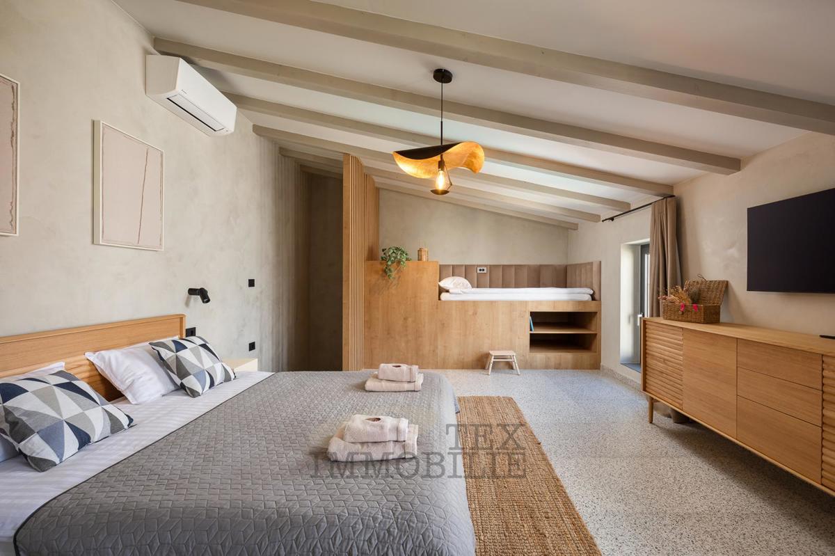 V mirnem kraju blizu Vižinade se prodaja lepa obnovljena kamnita hiša z bazenom