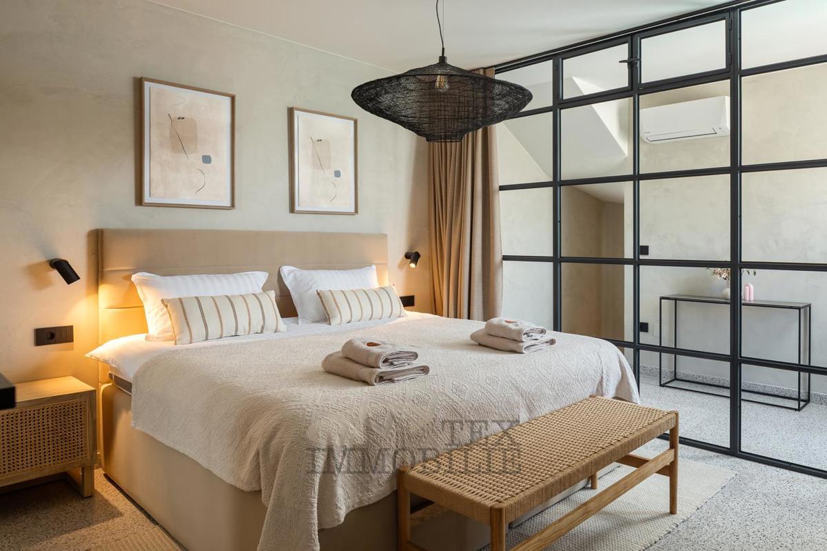 V mirnem kraju blizu Vižinade se prodaja lepa obnovljena kamnita hiša z bazenom