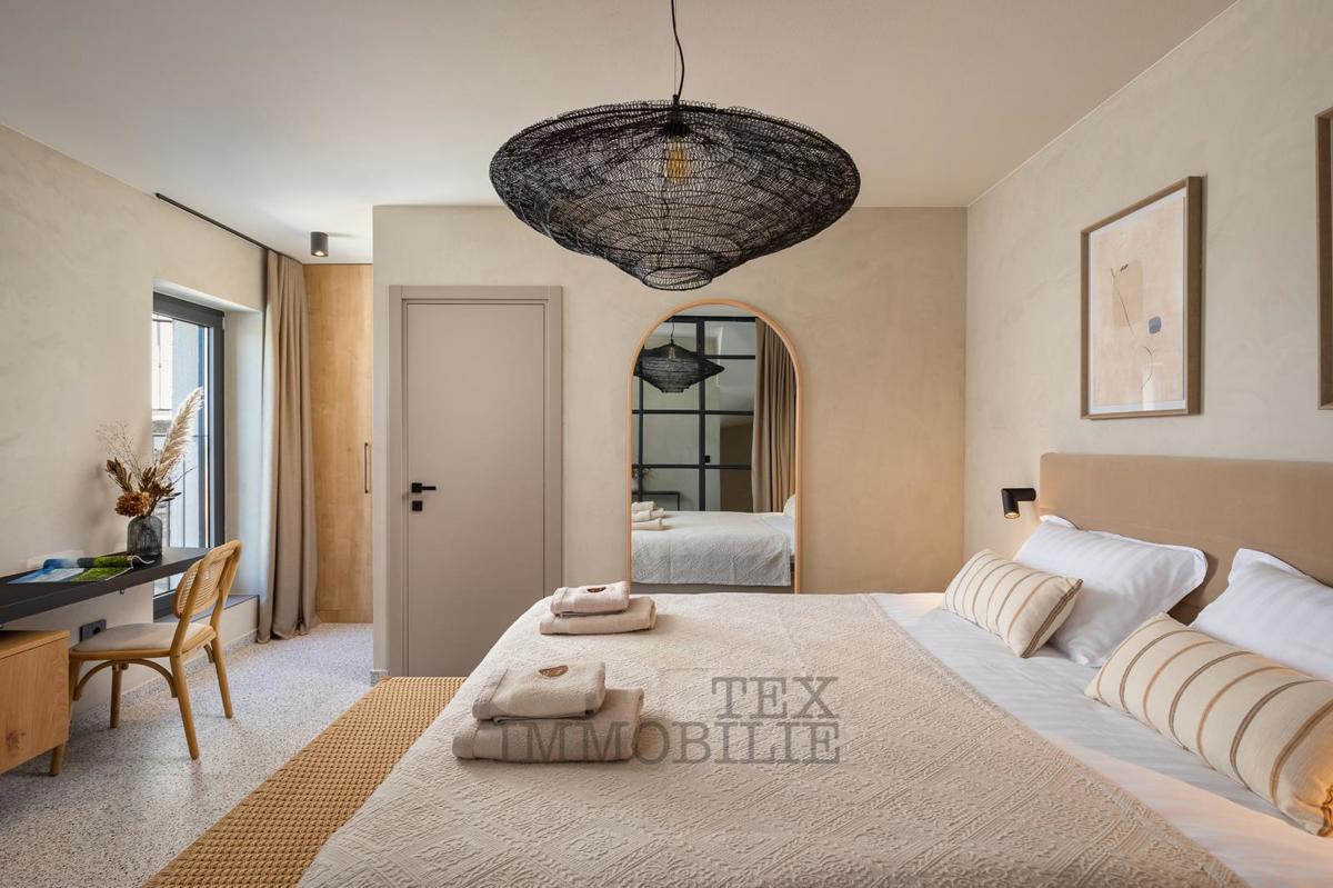 V mirnem kraju blizu Vižinade se prodaja lepa obnovljena kamnita hiša z bazenom