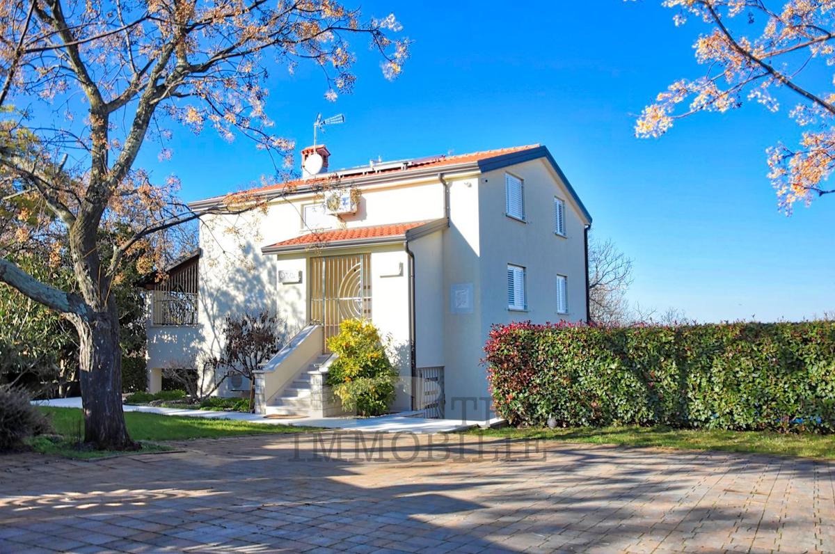 Družinska hiša z bazenom in velikim vrtom