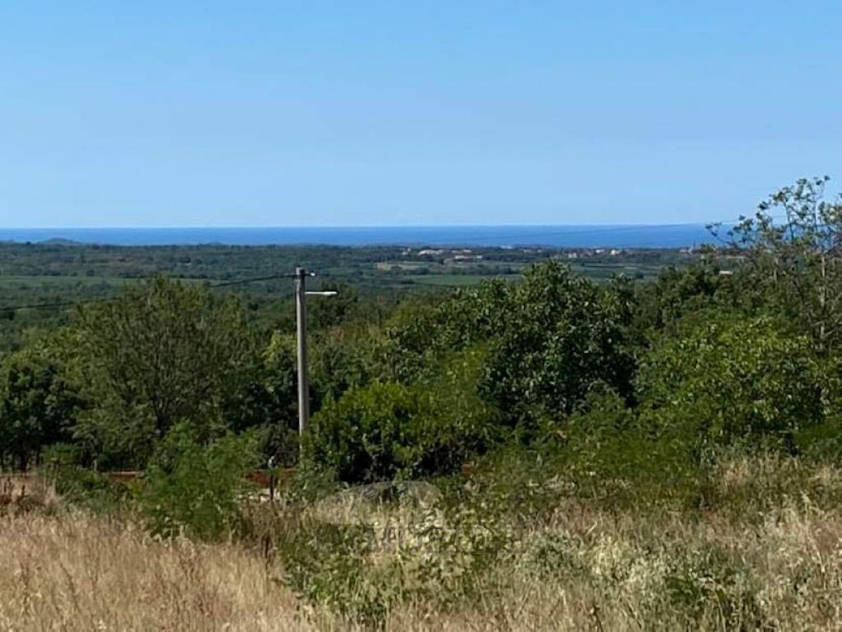 Zazidljivo zemljišče v Višnjanu s pogledom na morje 