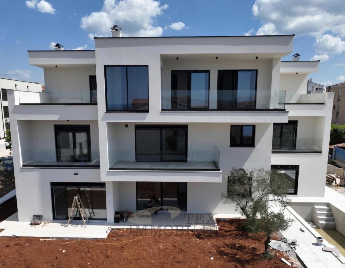 Poreč, stanovanje s tremi spalnicami in vrtom
