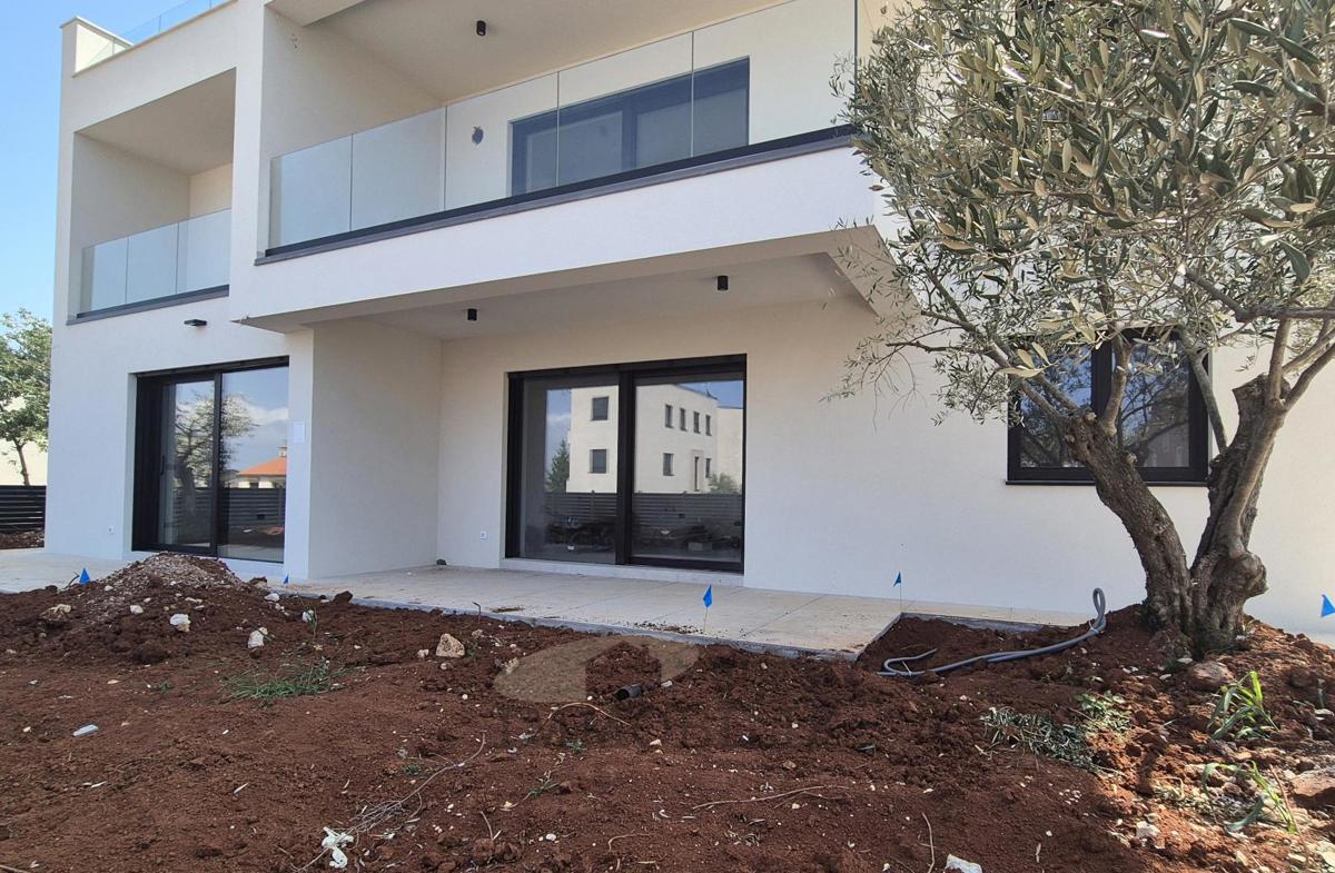 Poreč, stanovanje s tremi spalnicami in vrtom