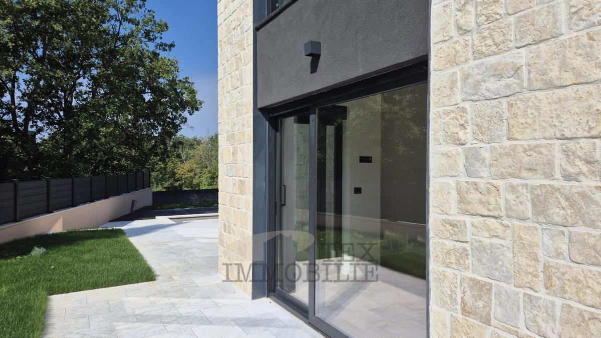 Luksuzna moderna vila z bazenom v Poreču, 4 km od morja