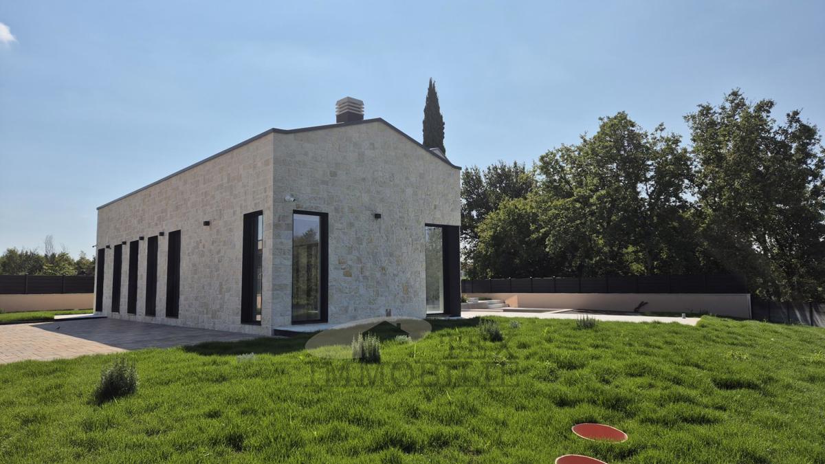 Luksuzna moderna vila z bazenom v Poreču, 4 km od morja