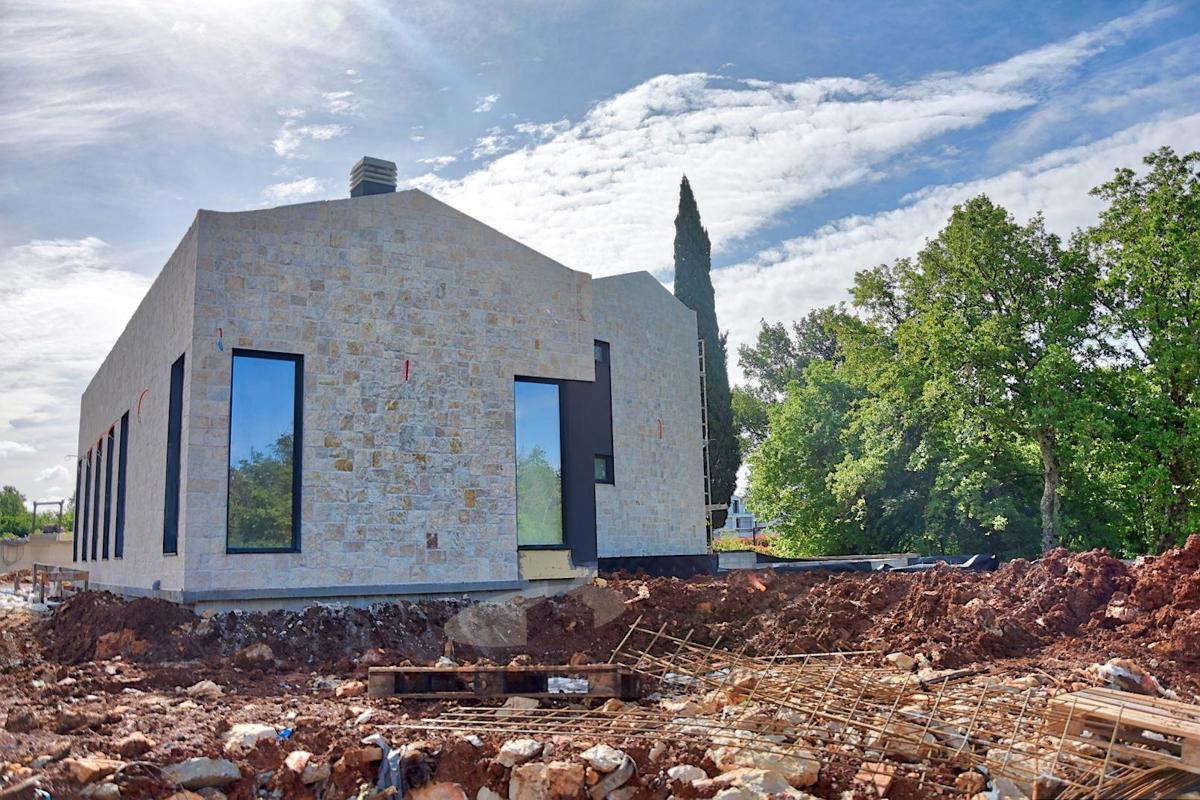Luksuzna moderna vila z bazenom v Poreču, 4 km od morja