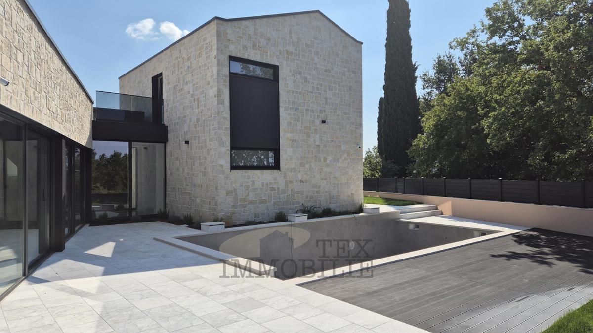 Luksuzna moderna vila z bazenom v Poreču, 4 km od morja