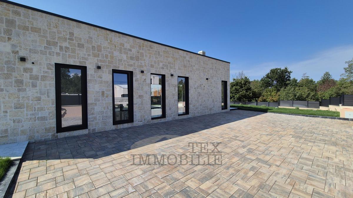 Luksuzna moderna vila z bazenom v Poreču, 4 km od morja