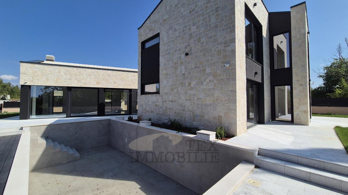 Luksuzna moderna vila z bazenom v Poreču, 4 km od morja