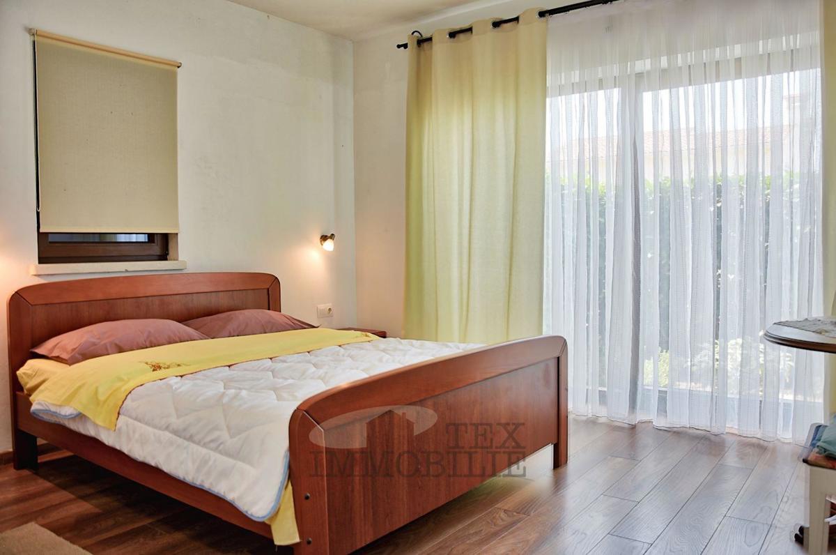 Samostojna vila z bazenom in pogledom na morje
