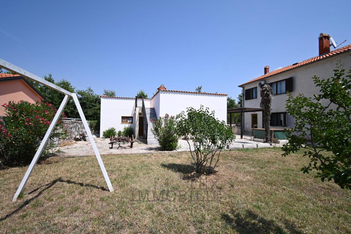 Prostorna hiša z dodatnim objektom in velikim vrtom – 6 km od Poreča