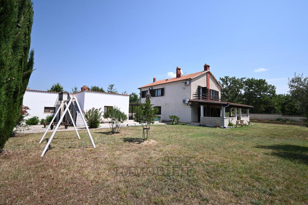 Prostorna hiša z dodatnim objektom in velikim vrtom – 6 km od Poreča