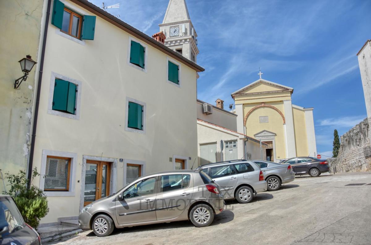 STANOVANJSKO-POSLOVNA STAVBA V SRCU STARODOBNEGA JEDRA VRSARJA