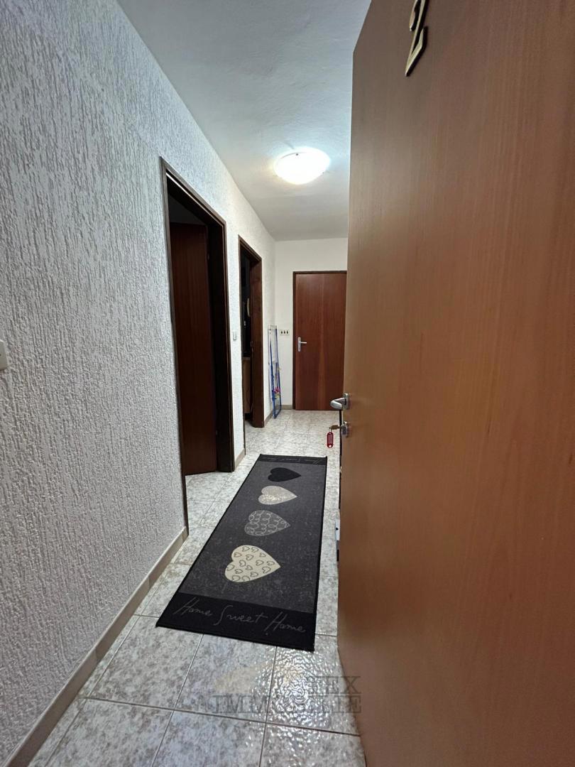 STANOVANJSKO-POSLOVNA STAVBA V SRCU STARODOBNEGA JEDRA VRSARJA