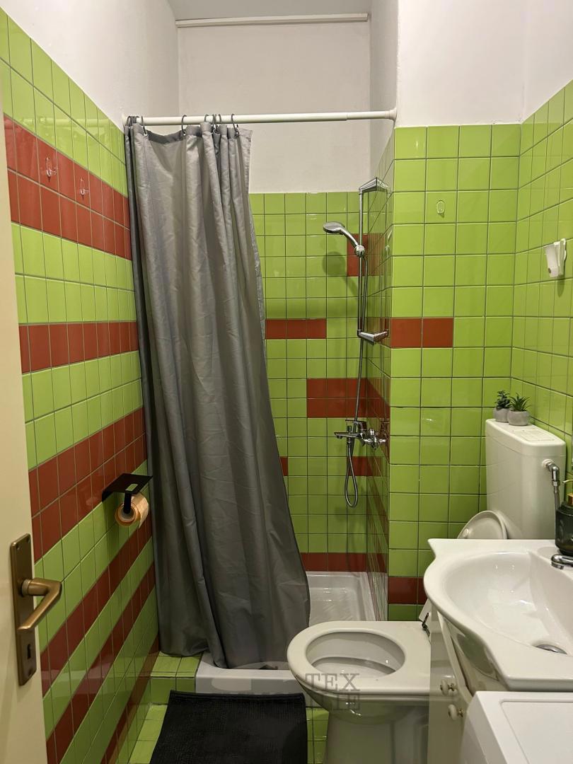 STANOVANJSKO-POSLOVNA STAVBA V SRCU STARODOBNEGA JEDRA VRSARJA