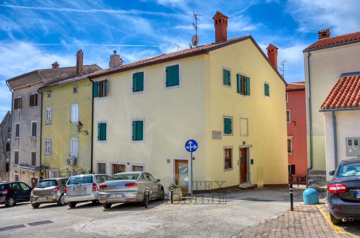 STANOVANJSKO-POSLOVNA STAVBA V SRCU STARODOBNEGA JEDRA VRSARJA