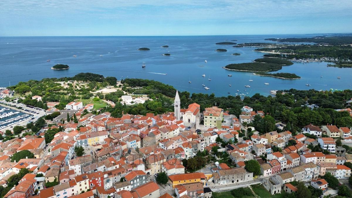 STANOVANJSKO-POSLOVNA STAVBA V SRCU STARODOBNEGA JEDRA VRSARJA