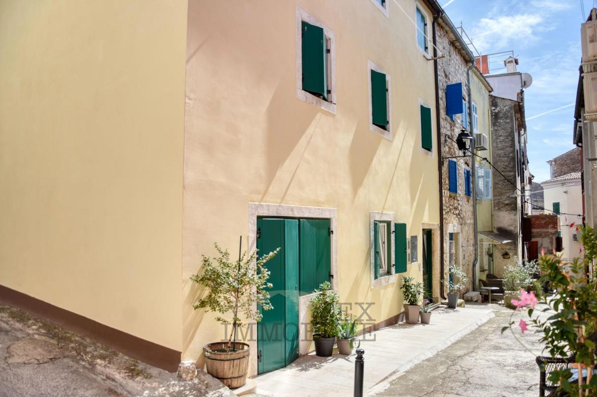 STANOVANJSKO-POSLOVNA STAVBA V SRCU STARODOBNEGA JEDRA VRSARJA