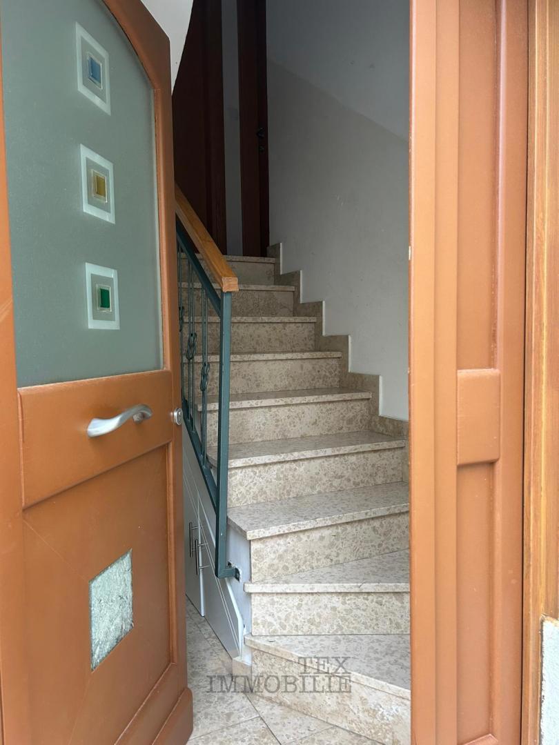 STANOVANJSKO-POSLOVNA STAVBA V SRCU STARODOBNEGA JEDRA VRSARJA