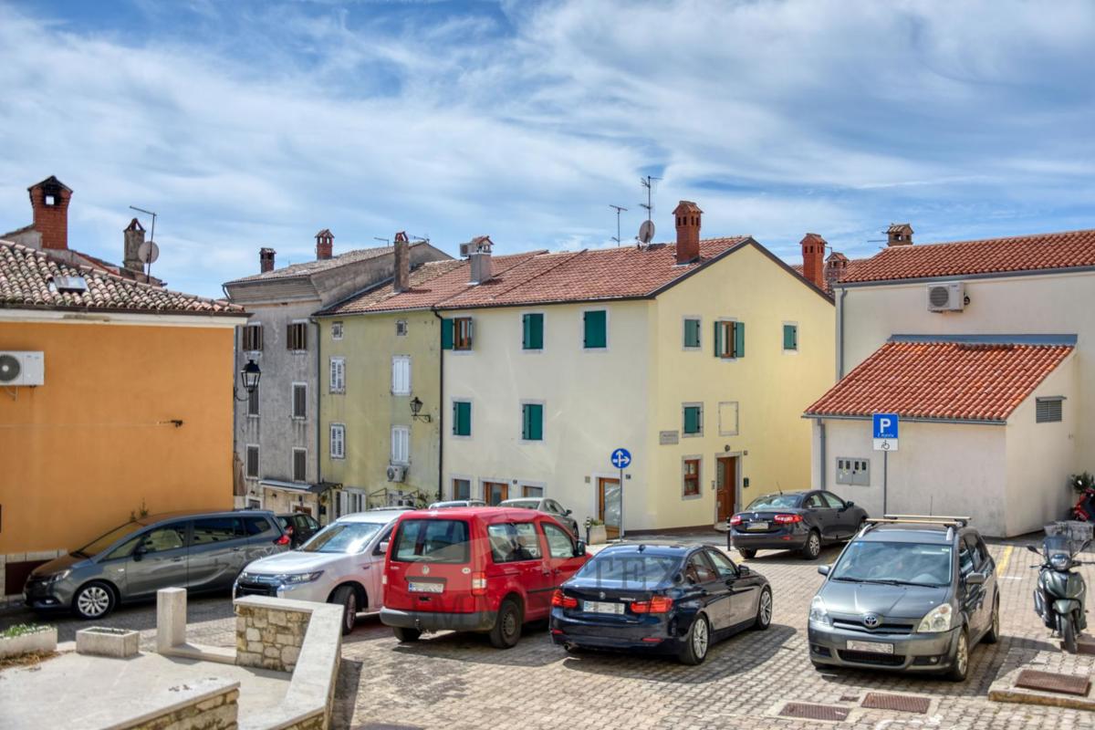 STANOVANJSKO-POSLOVNA STAVBA V SRCU STARODOBNEGA JEDRA VRSARJA