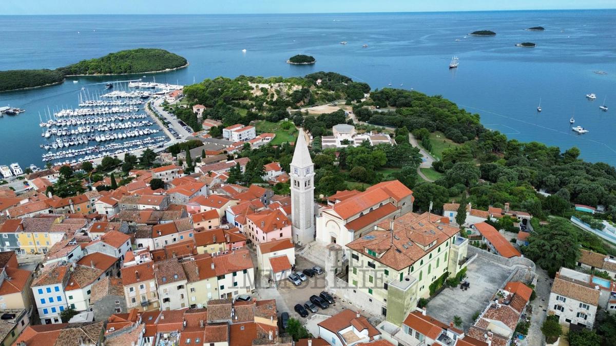 STANOVANJSKO-POSLOVNA STAVBA V SRCU STARODOBNEGA JEDRA VRSARJA