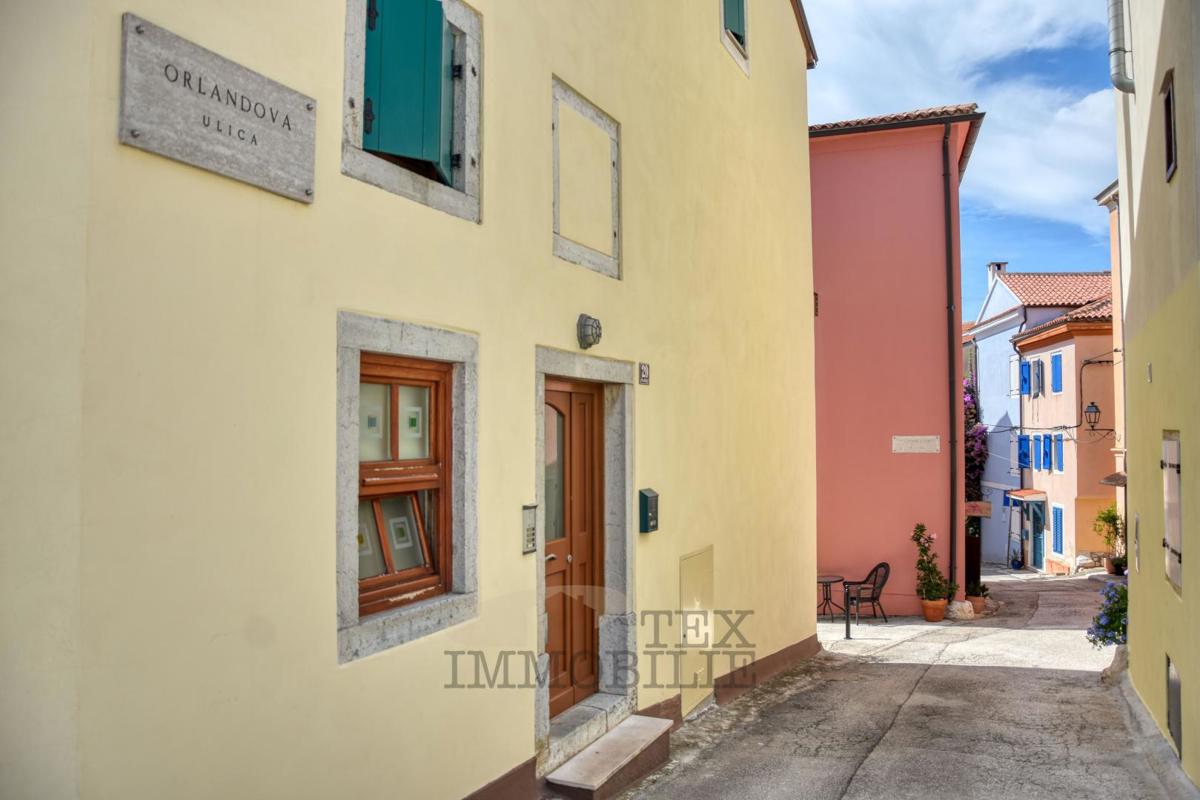 STANOVANJSKO-POSLOVNA STAVBA V SRCU STARODOBNEGA JEDRA VRSARJA