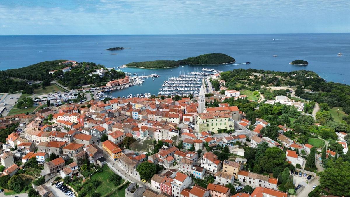 STANOVANJSKO-POSLOVNA STAVBA V SRCU STARODOBNEGA JEDRA VRSARJA