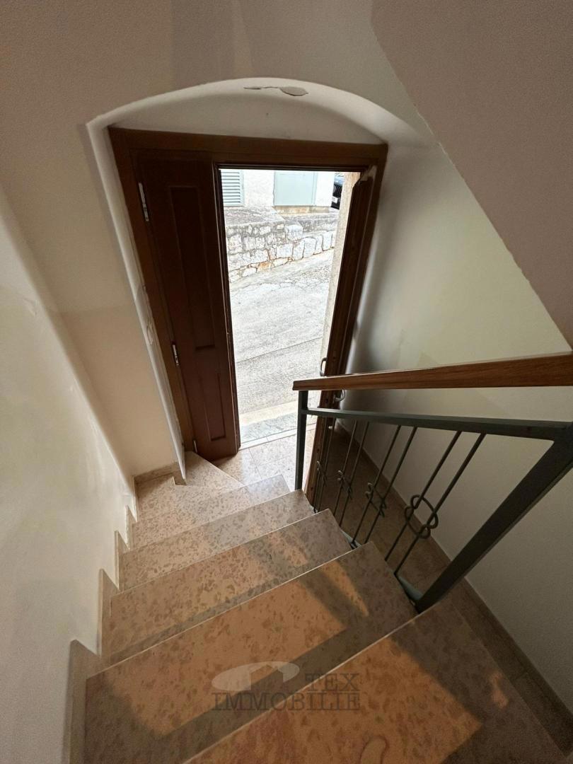 STANOVANJSKO-POSLOVNA STAVBA V SRCU STARODOBNEGA JEDRA VRSARJA