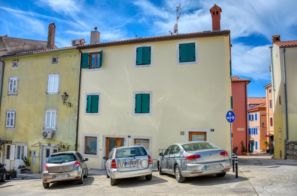 STANOVANJSKO-POSLOVNA STAVBA V SRCU STARODOBNEGA JEDRA VRSARJA