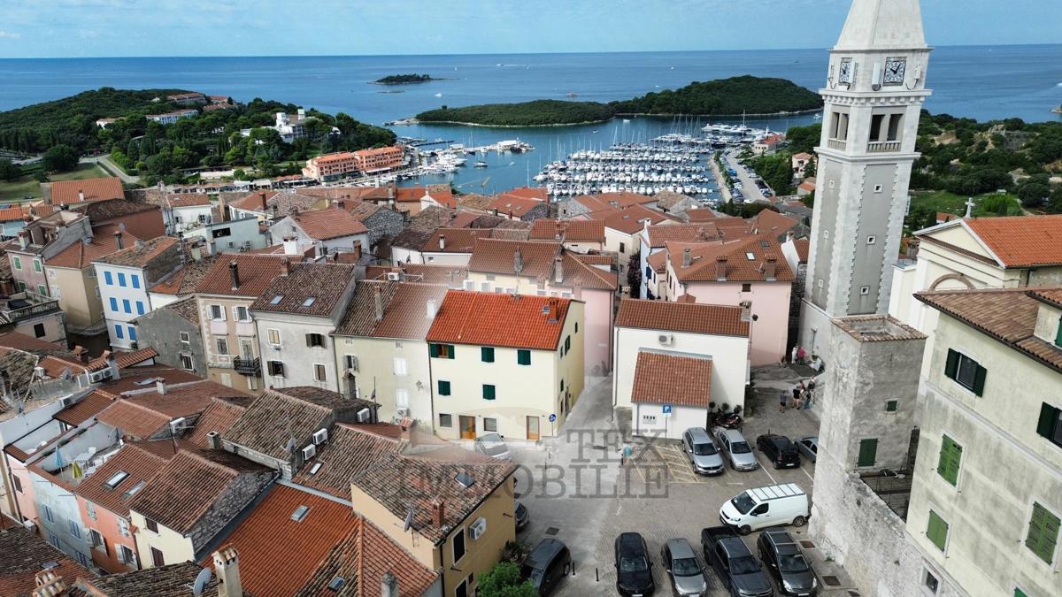 STANOVANJSKO-POSLOVNA STAVBA V SRCU STARODOBNEGA JEDRA VRSARJA