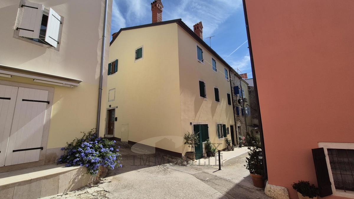 STANOVANJSKO-POSLOVNA STAVBA V SRCU STARODOBNEGA JEDRA VRSARJA