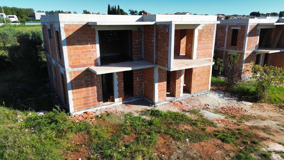 Hiše v fazi surove gradnje v ekskluzivnem stanovanjskem projektu