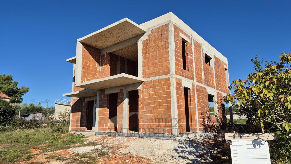 Hiše v fazi surove gradnje v ekskluzivnem stanovanjskem projektu