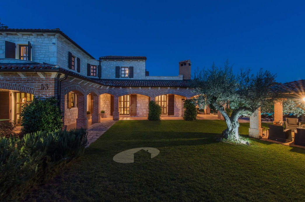 Kamena vila z bazenom v mirnem okolju – okolica Poreča