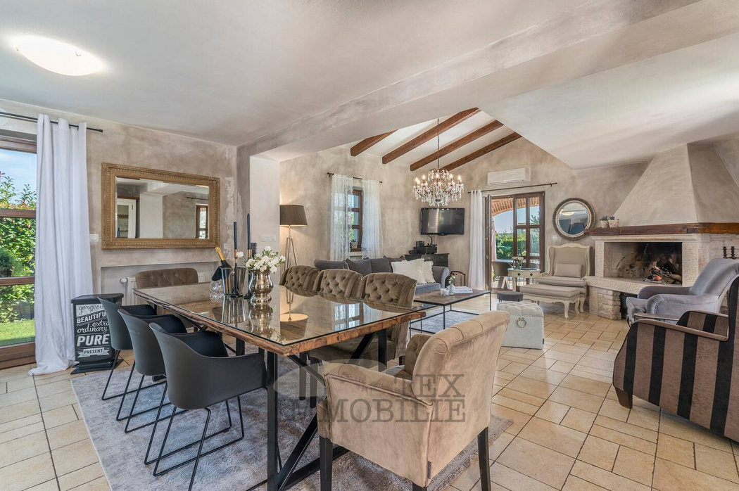 Kamena vila z bazenom v mirnem okolju – okolica Poreča