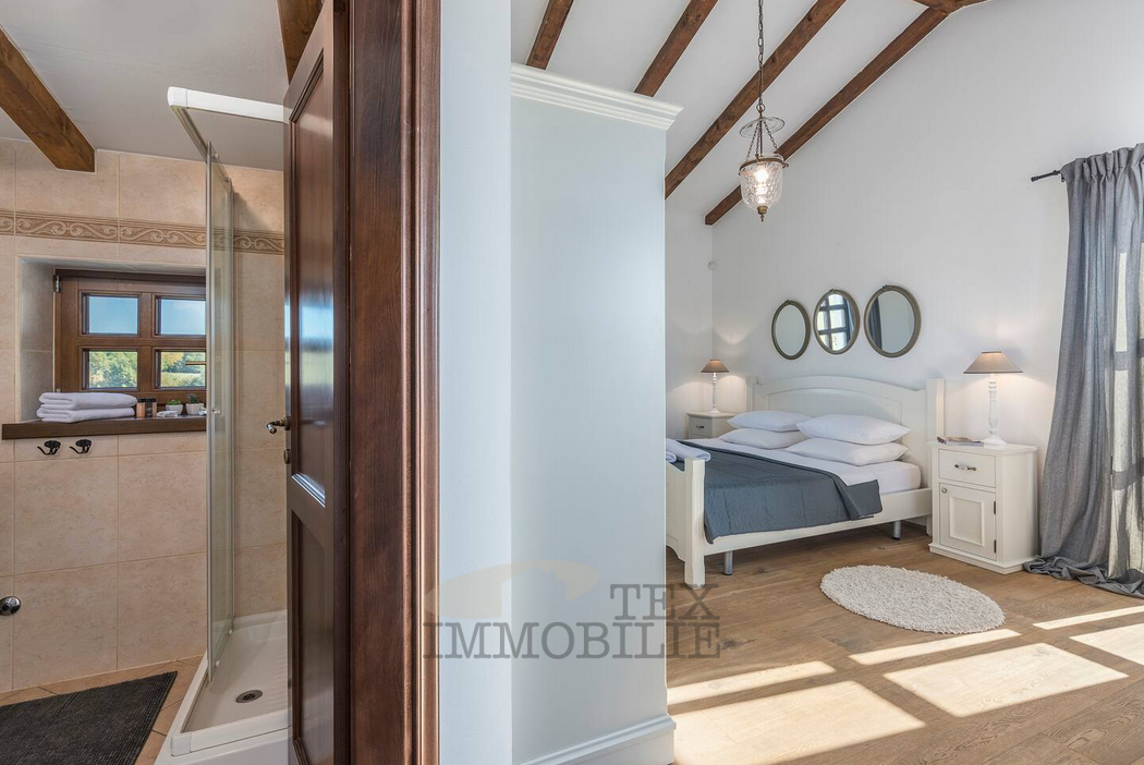 Kamena vila z bazenom v mirnem okolju – okolica Poreča