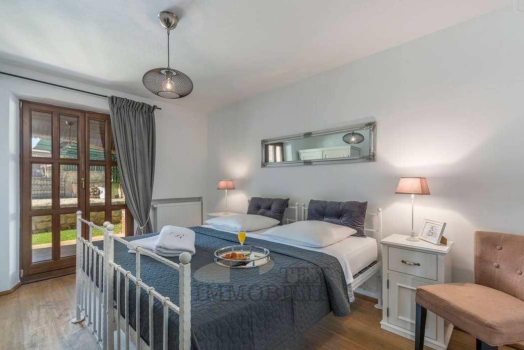 Kamena vila z bazenom v mirnem okolju – okolica Poreča