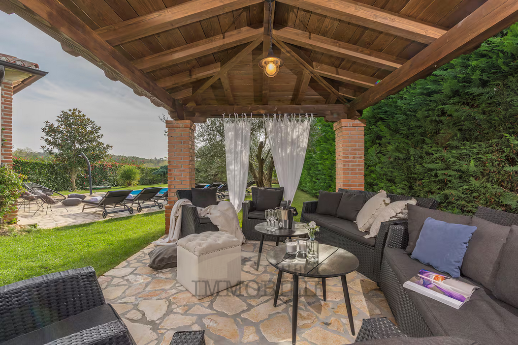 Kamena vila z bazenom v mirnem okolju – okolica Poreča