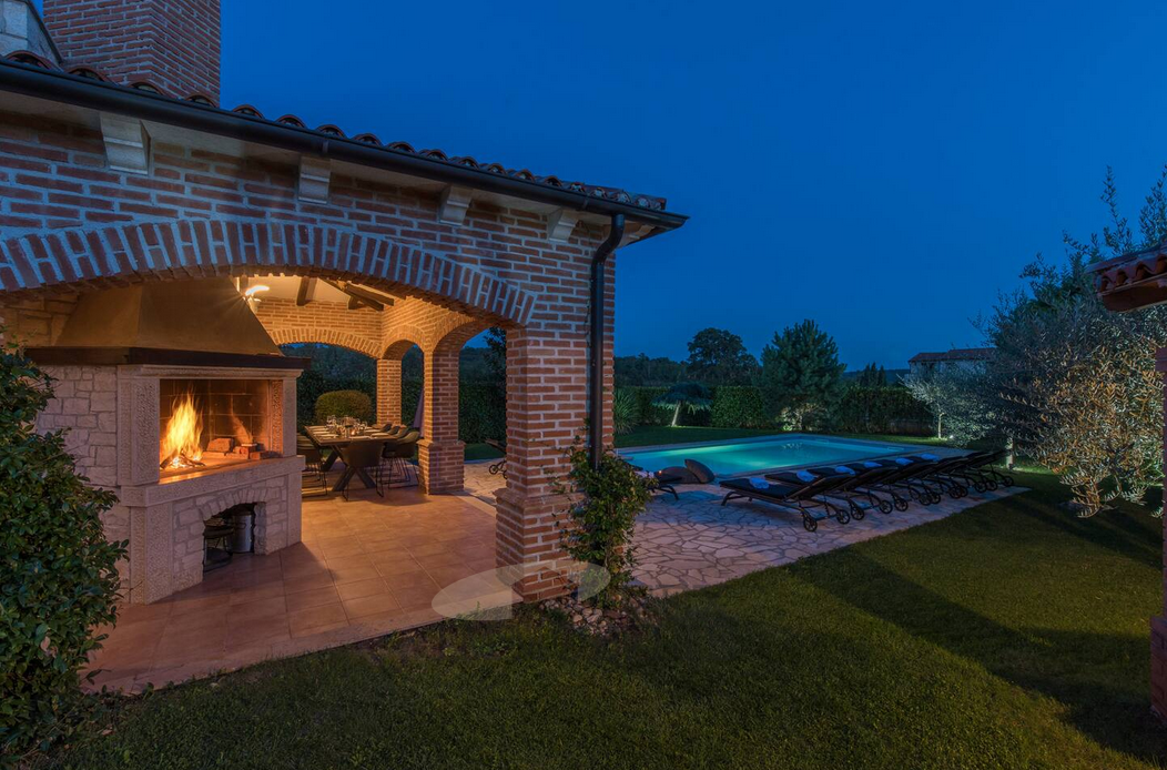 Kamena vila z bazenom v mirnem okolju – okolica Poreča