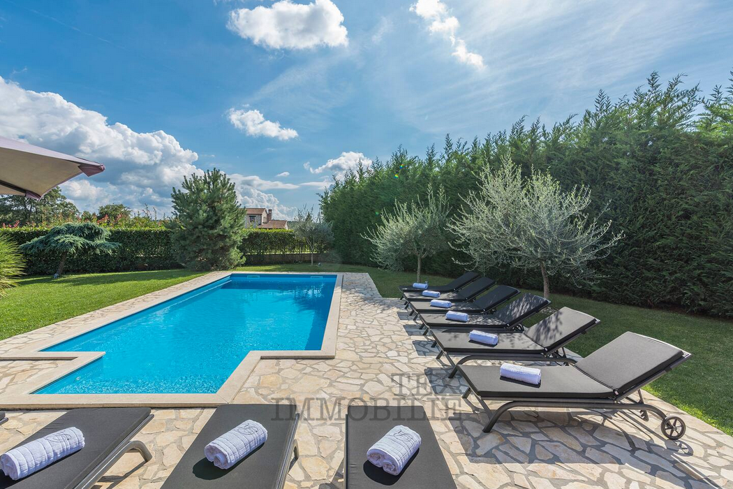 Kamena vila z bazenom v mirnem okolju – okolica Poreča