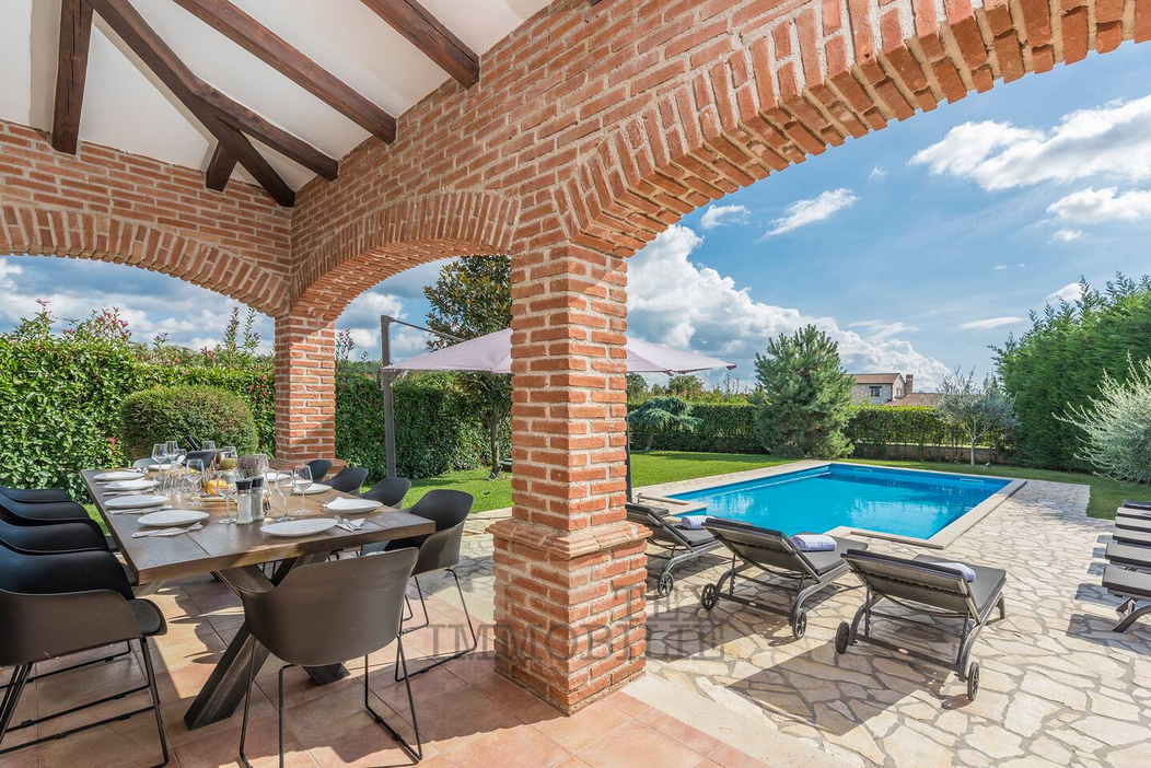 Kamena vila z bazenom v mirnem okolju – okolica Poreča