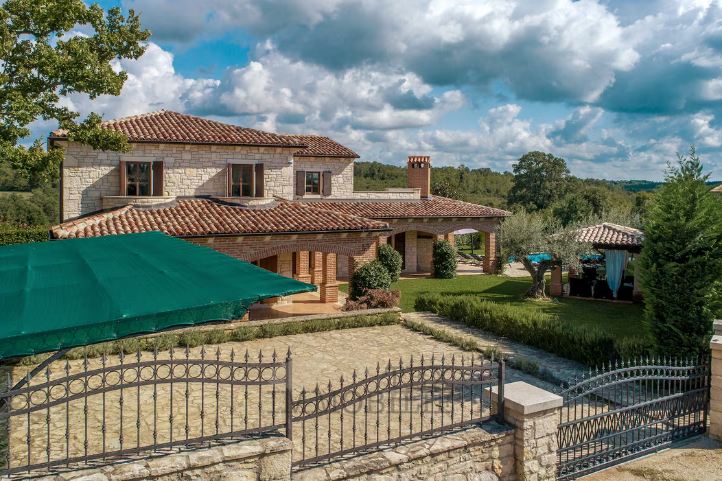 Kamena vila z bazenom v mirnem okolju – okolica Poreča